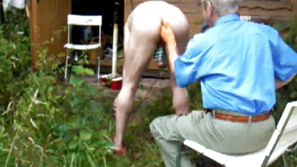 Auf den Knien stehend, gibt ein vollbusiger brünetter Sexpott einen alte deutsche sexfilme kostenlos tollen BJ