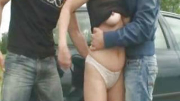 Lecker aussehende brünette Schlampe mit großen Titten masturbiert gierig vor sex filme kostenlos downloaden der Kamera