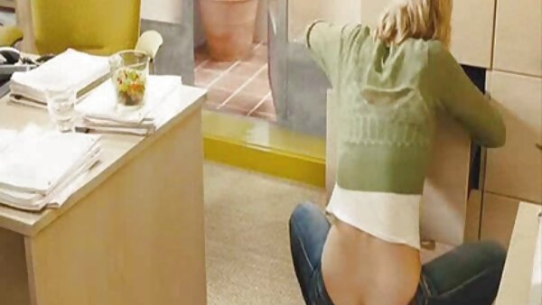Heißblütige schwarze Brünette lutscht kostenlose amateurpornos gierig großen Penis