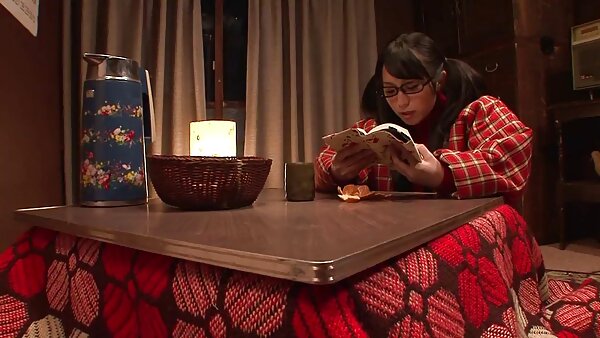 Die noble asiatische Hure Yui Hatano gibt einen deutschsprachiger sexfilm Kopf und schluckt die Soße